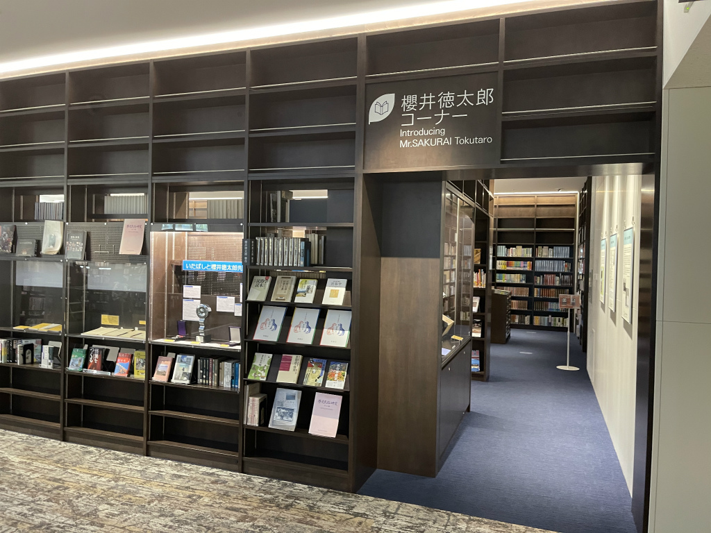 上板橋駅近くの平和公園内にオープンした新しい「板橋区立中央図書館」に行ってきた。